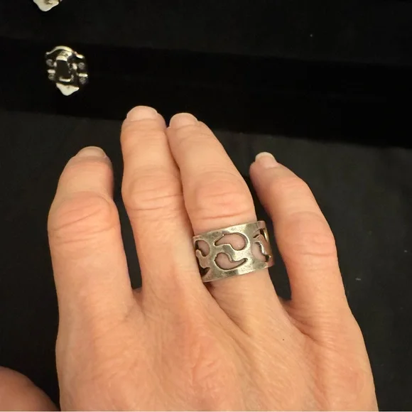 925 Silver Cutout Band Ring - Size 5.5 - Picture 5 of 5